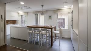 Un reflejo de la belleza en todas sus formas, capaz de expresar concretamente tus emociones, tu mundo y tu estilo de vida. Cocinas Blancas Combinadas Con Madera Luminosos Y Acogedor Santos