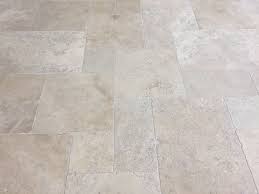 Dalle Travertin Beige En Pierre Naturelle Est Une Pierre Vieillie Aux Couleurs Homogenes Beige Clair Opu Travertin Carrelage Travertin Sol En Pierre Naturelle