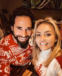 Feliz Navidad con todo nuestro amor!!! Que disfruten de estas fiestas en  compañía de las personas que los queremos. #feliznavidad #merrychristmas