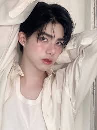 Me judging my old pics. My old pics : 100% confidence -99 aura