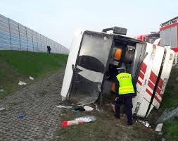 Autokar przewożący 50 osób wypadł na łuku drogi, wjechał do rowu i przewrócił się na bok. 18 Osob Rannych Wypadek Autokaru Na Autostradzie A2 Radio Lodz