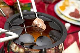 Receita De Fondue Bourguignonne Mais 15 Molhos Cybercook Receita Receitas De Fondue De Carne Fondue De Carne Fondue