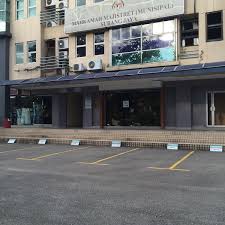 Ahli perniagaan warga singapura yang tular di media sosial kerana memukul seekor anjing bernama furby di pondok pengawal taman perumahan di bandar kinrara, puchong, april lalu, dihadapkan ke mahkamah majistret petaling jaya, hari ini. Mahkamah Majistret Shah Alam Address