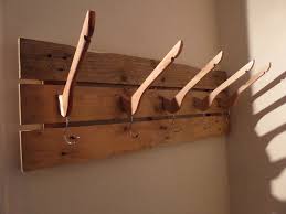 Les Bricoles Du Grenier Porte Manteau Palette Cintre En Bois Mobilier De Salon