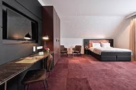 Junior suites are smaller than a regular suite but more importantly, typically don't have a solid separation between the bedrooms and living area. Junior Suite Zimmer
