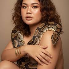 Carbon copy? Ms Ana Roces At Ang Kanyang Unica Hija na si Carmela  Montenegro. Makikita ang pagkakahawig ng mag-ina, mula sa kanilang maamong  mukha hanggang sa natural na charm. Sa edad na