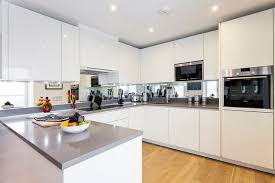 Kuche In U Form Planen 50 Ideen Und Tipps Kleinekuche Fenster Uformkche Theke Modernekuchen Z Creative Kitchen Backsplash Kitchen Mirror Modern Kitchen