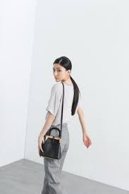 材質尺寸說明 皮質 挺質牛皮皮料為挺質牛皮有自然的皮質刷色尺寸 長20 高19 底厚11 cm 顏色 黑夾層 皮質釦帶內有兩側小袋背帶 可拆卸可調整 長度背帶 fashion normcore style