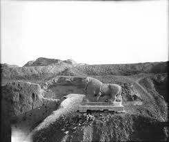 أسد بابل عند اكتشافة صورة توثيقية بعدسة المس بيل الخاتون تعود الى سنة 1909 babylon babylon iraq mesopotamia