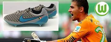 Diego benaglio gibt ein paar seiner getragenen torwarthandschuhe mit original signatur in die versteigerung. Vom Vfl Wolfsburg Torwart Koen Casteels Getragene Fussballschuhe Stars4kids