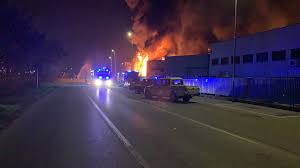 Il rogo, divampato prime delle 18. Devastante Incendio In Ditta A Pozzo D Adda Spente Dopo Una Notte Di Lavoro Le Fiamme Prima La Martesana