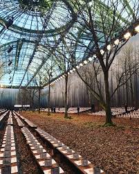 Taking The Season Quite Literally Karl Lagerfeld Transformed The Grand Palais In Paris Into A Lifelike Fores Fashion Installation Catwalk Design Scenic Design