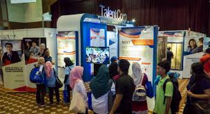 Program skim latihan 1 malaysia (sl1m) menurut laman web rasmi unit perancang ekonomi, jpm adalah program yang diwujudkan bagi meningkatkan antara syarikat yang terbabit ialah maybank, telekom malaysia (tm),malaysia airlines (mas)dan aegis, sebuah syarikat multinasional dari india. Talentcorp Engages Students At Sl1m Fair In Sabah