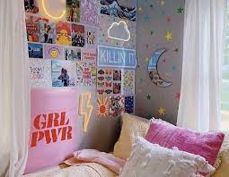 Kamar tidur dengan luas terbatas pun perlu sedikit hiasan dekorasi agar semakin terasa betah ditempati. 11 Inspirasi Hiasan Dinding Kamar Tidur Dari Bunga Kertas Hingga Kaligrafi Rumah123 Com