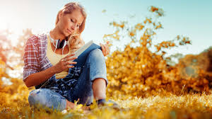 Comments for the pug leyendo un libro wallpaper. Fondos De Pantalla 1920x1080 Otono Sentado Auriculares Libro Esta Leyendo Chicas Descargar Imagenes