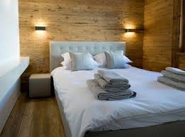 Schones Schlafzimmer Mit Weissen Bettbezugen Schaffen Sie Eine Gemutliche Atmosphare Im Z Holzwand Schlafzimmer Schlafzimmer Design Schlafzimmer Neu Gestalten