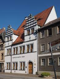Dabei hilft ihm eine rampe aus bunten steckbausteinen über die etwa drei zentimeter hohe schwelle am eingang. Heinrich Schutz Haus Weissenfels Wikipedia