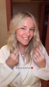 Sunday evening Live!! 🌸💫🙋🏼‍♀️ All the pinks and all the catch ups 🩷  This was one of my favourite lives!! Have a great start to your week xx  Here's the products: EYE