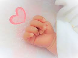 妊娠 出産は基本的に健康保険がきかず 妊婦健診や出産費用などで50万円 100万円程度のお金がかかります 費用は出産場所によっても変わってきます 帝王切開などでの出産の場合は すでに加入している医療保険からの給付金が出る場合もありますが 妊娠発覚後には新規