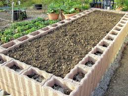 Hier zeigen wir wie sie mit nur wenigen handgriffen eine elegante gartenbank aus l betonsteinen und ein paar terrassenlatten selber bauen können. Video Hochbeet Aus Raster Pflanzsteinen Selber Bauen So Einfach Geht S