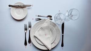 Esiste un numero massimo di calici da disporre sulla tavola imbandita. Come Si Apparecchia La Tavola Secondo Il Galateo Le Regole Di V