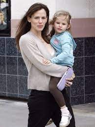 This is jennifer every time she gets out of the car with her kids jennifer garner is the kind of woman i want to be friends with. Jennifer Garner Tochter Violet Kaum Wiederzuerkennen Jolie De