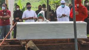 Kabar duka untuk dunia hiburan indonesia, artis rina gunawan, istri teddy syach, dikabarkan meninggal dunia, hari ini, selasa (2/3/2021). Yqqsvjtnuxveam