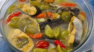 Asam laksa, soup noodle dish consists of a bowl of translucent al dente white rice noodles served in a spicy soup made of fish (usually mackerel), tamarind (both asam jawa and asam gelugor), and daun kesum. Resep Sayur Asem Ikan Patin Lifestyle Fimela Com