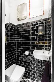 Un couloir noir et blanc surprend et sublime les éléments de votre décoration comment recouvrir carrelage de cuisine blanc avec peinture au pochoir et motif perso noir our déco retro avec grande table en bois et meubles verts. Deco Wc Du Carrelage Pour Des Toilettes Styles Cote Maison