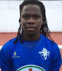 Edson Pires é o novo reforço do Juventude de Pedras Salgadas. O jovem  médio, de 21 anos, começou esta semana a treinar no Estádio da Portelinha.  Edson, fez a sua formação no