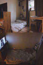 Selain menjaga kebersihan tempat tidur, mendekorasi kamar tidur menjadi aesthetic juga bisa dilakukan. 10 Inspirasi Kamar Ala Drama Korea Nyaman Instagramable Banget