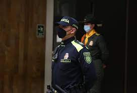 El diseño del nuevo uniforme, que incluye también un nuevo modelo para operaciones tácticas de fuerzas especiales, es producto de 84.000 encuestas realizadas por esta institución, que. Nuevo Uniforme De Policias En Colombia Cambios De Color En Patrullas La Fm