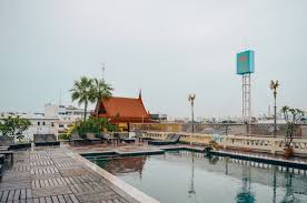 Et par kulturelle høydepunkter er jim thompsons hus og bangkok nasjonalmuseum, mens tempelet wat phra kaew og det kongelige palass er noen av områdets populære attraksjoner. Thailand Bangkok Ayutthaya And Lopburi Luis Viajante