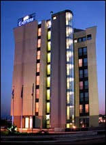 Bathrooms include complimentary toiletries and hair dryers. Hotel Express By Holiday Inn Rome East Roma Roma
