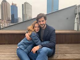 Bir restoranda baş başa yemek yiyen çift, muhabirlerin kendilerini görüntülediğini fark edince rahatsız oldu. Serhat Teoman Serhatteoman Twitter