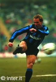 E mëttwoch an der mëttesstonn hunn och inter mailand an atlético madrid sech zeréckgezunn. Karl Heinz Rumenigge Kids Soccer Karl Heinz Rummenigge Retro Football