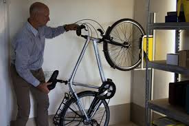Da wären zum einen diejenigen, die am boden oder an der wand befestigt sind und in die ein laufrad des. Anwendungen Von Parkis Fahrradstander