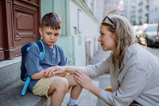 كيف تتعامل مع طفلك القلق من العودة للمدرسة؟ - مجلة كل الأسرة