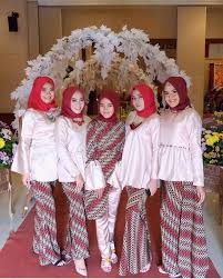 Inspirasi kebaya pagar ayu modern toko spesialist kebaya sejak 2009. 30 Model Kebaya Terbaru Modern Brokat Kombinasi