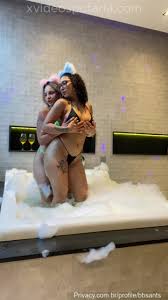 Morena Bbsants e loira Marilia peituda se esfregando na banheira - Xvideos  Putaria