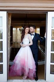 Keine frage, die suche nach dem richtigen brautkleid ist für die frau der schönste höhepunkt der hochzeitsvorbereitung. Ungewohnliche Brautkleider 4 Aussergewohnliche Brautmode Trends