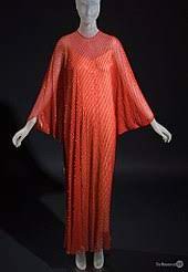 Benannt nach dem amerikanischen designer roy halston frowick, schafft die h by halston kollektion eine glamouröse verbindung. Halston Wikipedia