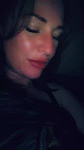 ineens staat myn FYP vol met dit machtige mooie nummer.. die my diep  raakt.. hoewel ik zelf niet "geloof", ik voel wel degelijk heel veel liefde  in deze song... My name is Sharon, call my name and i ...