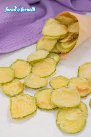 Le chips di verdure cotte al forno, perfette per l'aperitivo, possono essere preparate con l'aggiunta di spezie, erbe aromatiche e anche utilizzando diverse minore è il contenuto d'acqua delle verdure che scegliamo, più sarà facile ottenere l'effetto croccante anche senza avere a disposizione un forno di. Chips Di Zucchine Al Forno Ricette Zucchine Al Forno Antipasti Di Zucchine