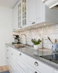 Belaya Kuhnya S Fartukom Pod Mramor White Kitchen Design Kitchen Layout Kitchen Interior