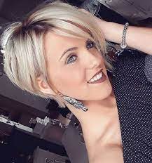 Une coupe ultra courte, qui accentue les traits du visage. Pin On Cheveux Courts