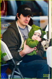 brandon routh lunch with baby boy leo brandon routh lunch with baby boy leo 02 photo brandon routh celebrity kids dc legends of tomorrow