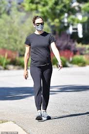 Player kami berjalan optimal di chrome. Matt Damon Heads Out To Visit His Friend Ben Affleck While Jennifer Garner Takes A Walk Readsector