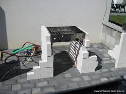 Verlegen sie doch einfach den kochplatz nach draußen und bauen sie eine küche im outdoorkuche gemauert mit gasgrill und monolith grill outdoor. Sockel Fur Die Outdoor Kuche Ist Gemauert Wir Bauen Dann Mal Ein Haus