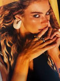 Você está preparada para mais uma novidade esta semana?. As pulseiras em  resina dominaram o mundo da moda e trouxeram todo o glamour para você fazer  lindaas produções. Nem preciso dizer que,